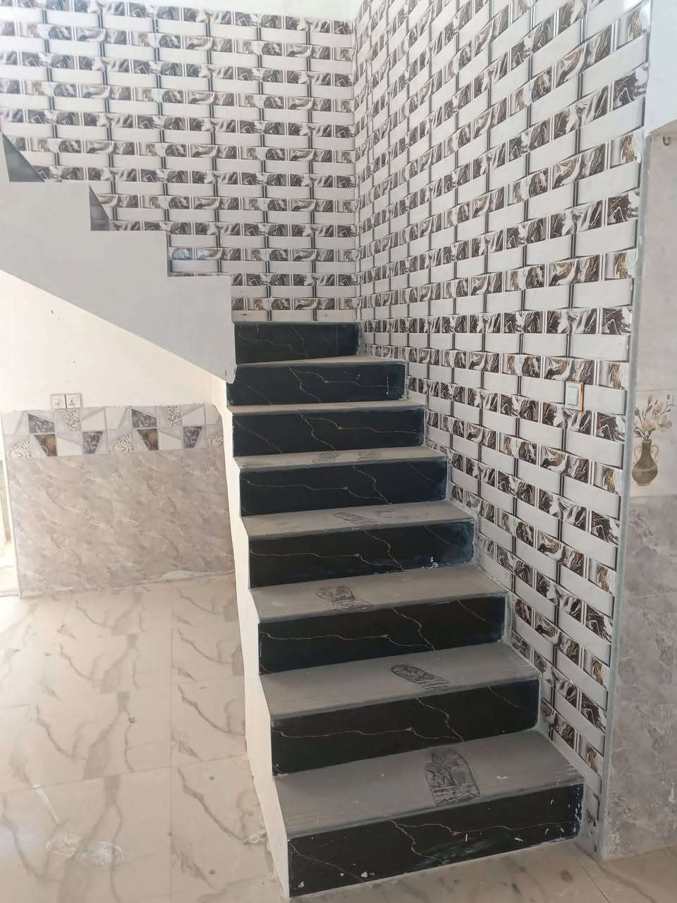 السلام عليكم يتوفر بيت للبيع المساحه ١٠٠متر في منطقه الشبانات قرب الحولي مآل أبو مهدي المهندس بنزله الاخيره خدمات كامله مي ومجاري وكهرباء وتبليط عرض الشارع 9متر البيت طابق واحد يحتوي على غرفتين نوم وصاله ومطبخ واستقبال وصحيات ومنور وطارمه نوع العقار 117منطقه سكنيه وأيضا على شارع الزوار الاستفسار عن السعر ***********او***********
