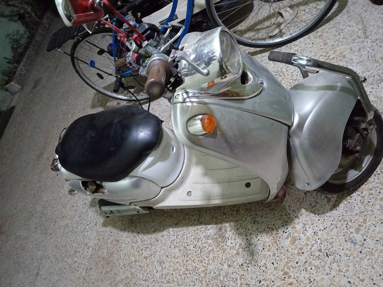 دراجة نوع (عبدالحليم)
لون (رصاصي) 
مكفولة كفاله مكينه، مبدل بيها بس (بستم ) غير هذن ماكو عطلات
هندر او سلف تشتغل 
السعر ٢٠٠ وبيها مجال للشراي ويدلل
للاستفسار رقم الهاتف ***********.
