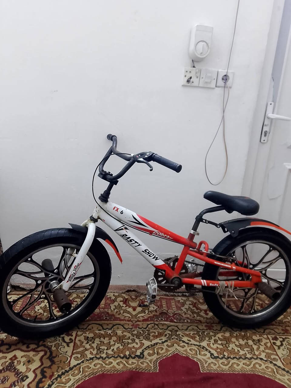 السلام عليكم شباب هذا البايسكل عندي للبيع مشاكس شرط ما ابي اي عطل وجديد والسعر مناسب 50,000الف فقط تايات جدد طفاريات جدد قعاديه جديده ابريك خلفي جديدطك عنوان موصل جانب اليسر انتصار شارع 60 لل استفسار طب خاص او هاذه رقمي*********** الله شاهد ماريد ابيعو بس متوازي على افلوسو او تحياتي للجميع 💙
