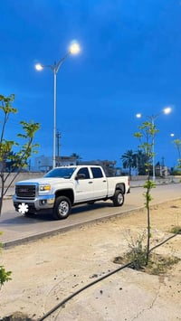 جمسي سيرا 2500HD موديل 17 فحل 8 براغي ماشيه ٥٧ الف  باب طويل بدي قصير ...