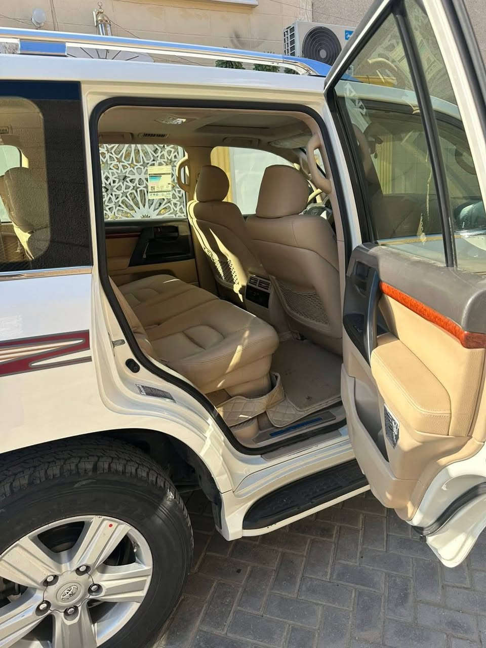 سلام عليكم من رخصت مدير الكروب سياره لاندكروز لبيع مديل ١٣ فول مواصفات بس بارد واضح بل صوره اني مكلف بنشر *********** هاذ رقم صاحب سياره
