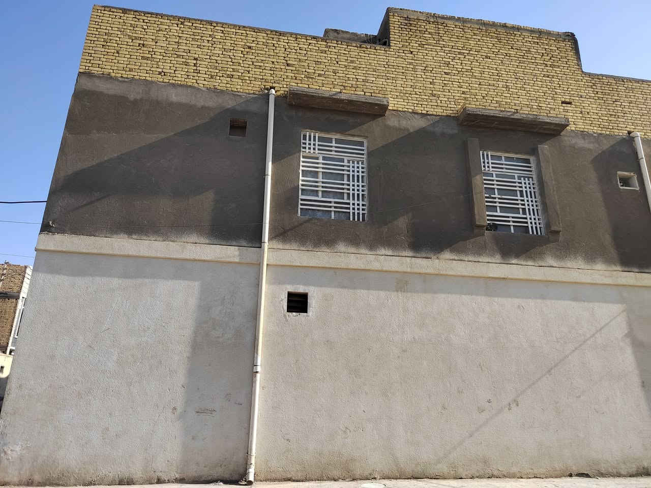 منزل للبيع المساحة 140 متر بناء حديث ركن
في حي اور الثانية 
يحتوي على شقه معزوله تتكون من غرفتين وصاله ومطبخ  وصحيات
والبيت
 3 غرف 
وديوانية 
 ومطبخ 
وصاله
ومنور 
وصحيات 2 
للاستفسار الاتصال على الرقم
***********

