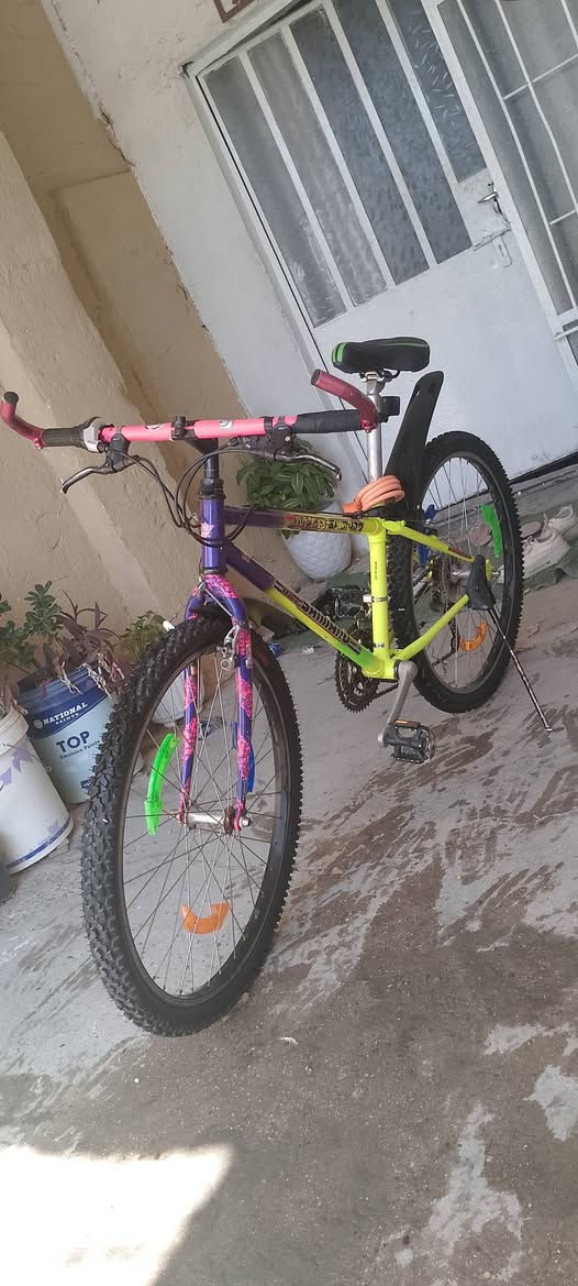 السلام عليكم بايسكل للبيع ياباني اصلي كامل اي نقص مابي حجم 26 كير أمامي 3نمر كير خلفي7نمر قبل سبوع بدلتله تايرات  السعر :170وبي مجال للاستفسار :***********
