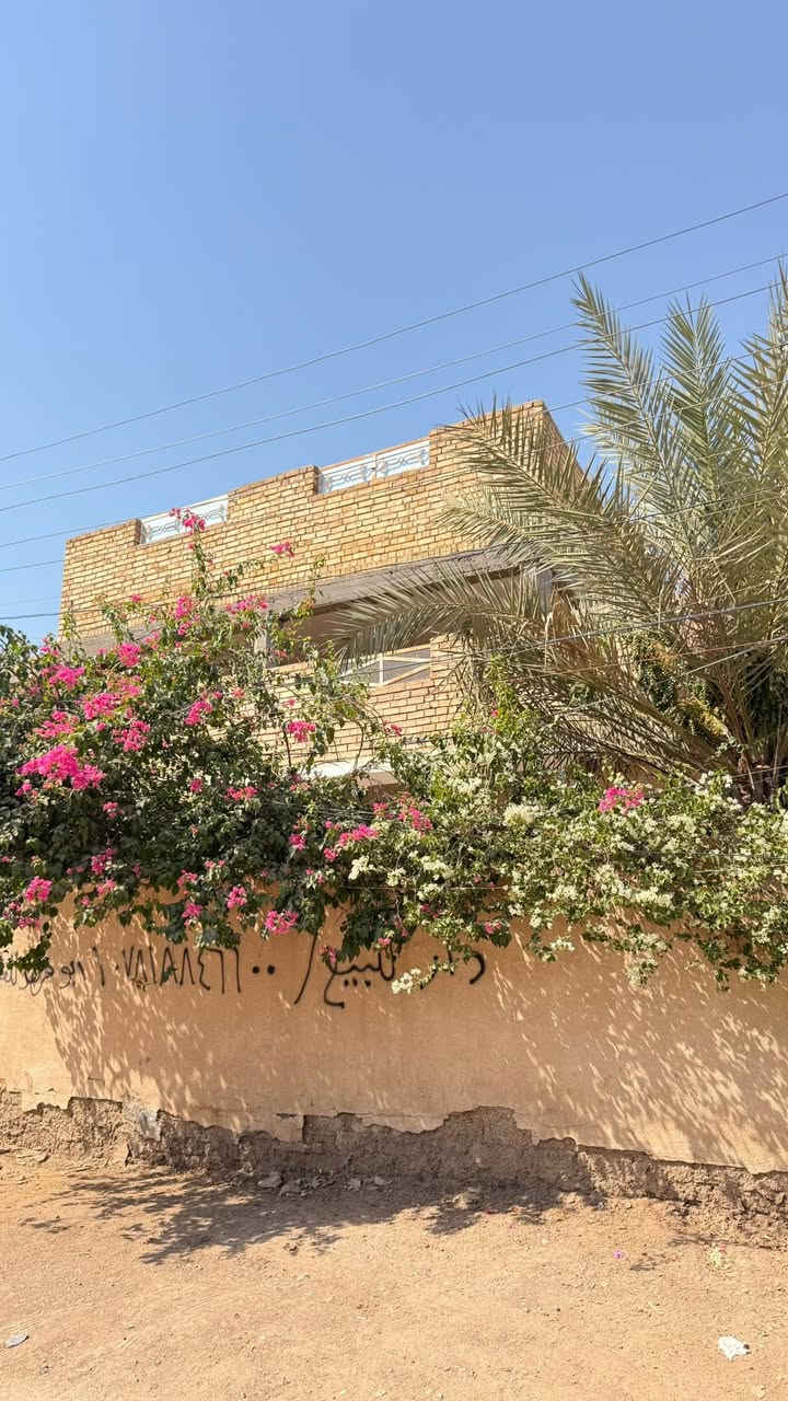 دار للبيع المساحه ٢٥٠ 
الموقع قضاء الهاشميه الحي العسكري خلف شارع ابو سلام 
مكون من طابقين 
الطابق الاول ٢ غرف نوم صاله استقبال مطبخ حمام 
الطابق الثاني ٣ غرف نوم صاله حمام 
للاستفسار الاتصال 
***********
***********
