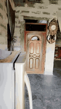 السلام عليكم دار للبيع حي المختار مبني ببلوك غرفتين صاله وحمام نفس اللي بالتصوير مكعب البيت كله مساحه 170 ميه وكهرباء ومجاري السعر 28 وبي مجال ***********. ***********
