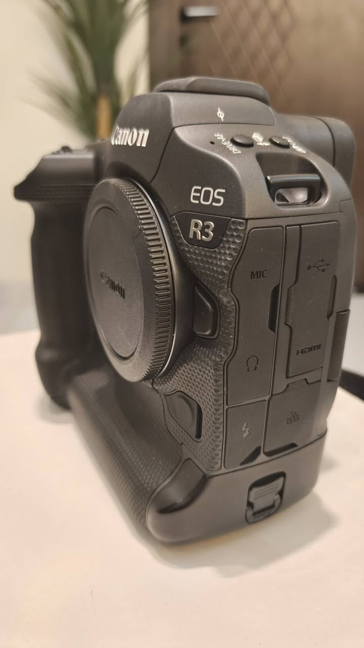 للبيع: كاميرا كانون Canon EOS R3 بحالة ممتازة
أعرض للبيع كاميرا Canon EOS R3 الاحترافية، بحالة ممتازة ونظيفة جدًا، تعمل بكفاءة 100% دون أي مشاكل فنية.

المواصفات:

الحالة: ممتازة

الاستخدام: استخدام شخصي

جميع الوظائف تعمل بشكل كامل

تأتي مع البطارية الأصلية والشاحن وجميع الملحقات الأصلية 

السعر: (3500)$

للتواصل والاستفسار عبر الرسائل الخاصة أو الاتصال على: (***********).

الكاميرا مناسبة للمصورين المحترفين في مجالات الرياضة، الحياة البرية، والأحداث، وتتميز بسرعة تصوير وأداء تركيز تلقائي استثنائي.
