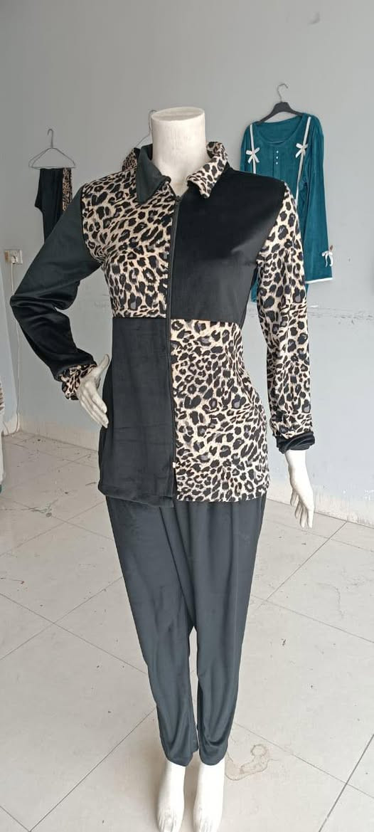 "شتاء دافي… وراحة تلامس القلب 🤍
بيجامات نسائي شتوي بخامة ناعمة تدفّي وتدلّع."
🔥🧸
"دلّعي نفسك بهالشتا 🧣
دفا، نعومة، وأناقة بكل تفصيلة."
🤍❄️
"لما البرد يقسى… بيجاماتنا تحتضنك 🤍
راحة ما تنوصف."اسعار تنافسية
جميع المقاسات متوفرة m l xl xxl
كمية محدودة اطلب الان
يوجد توصيل كافة المحافظات
***********
متوفر جملة مفرد
