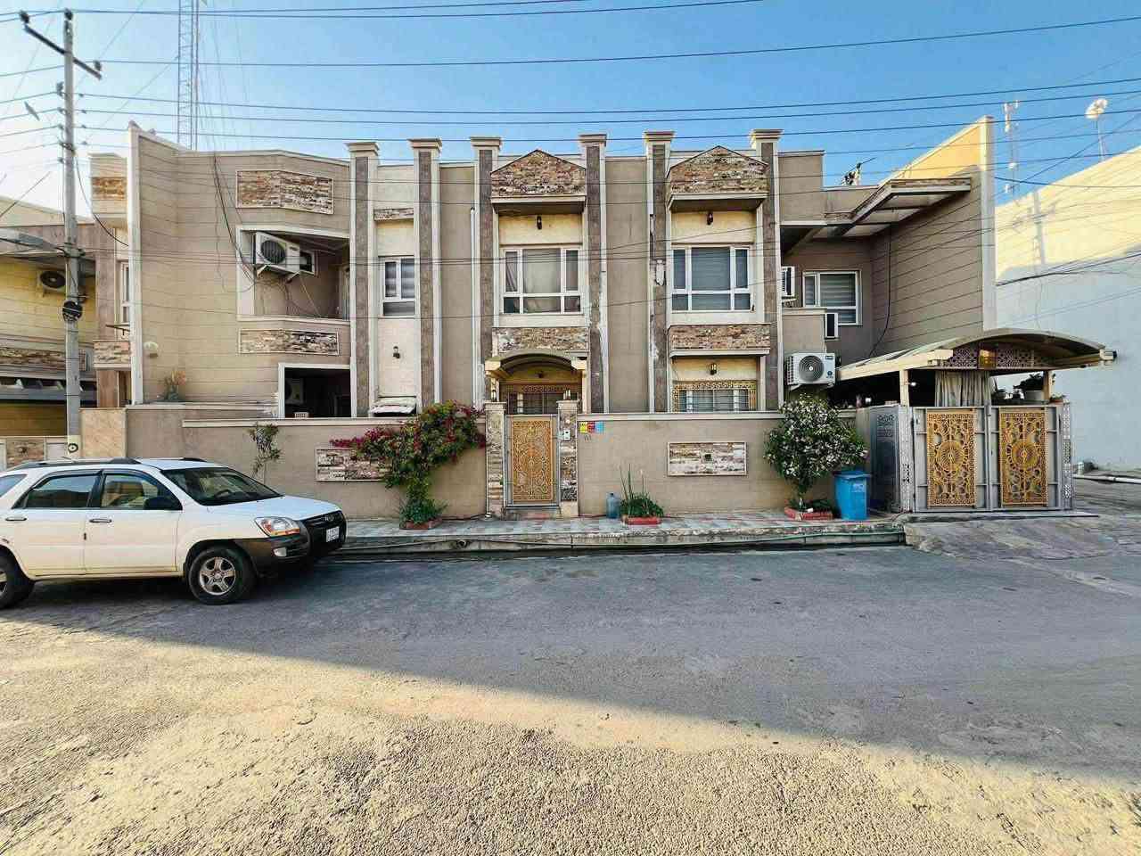 السلام عليكم
دار للبيع  في حي الاعلام موقع مميز قرب سايدين جامع الله واكبر 
الدار بناء حديث  فول مساحه130 متر سند طابو+قرار تمليك
طابقين
الطابق الاول 
كراج يسع سياره
مطبخ
هول
صحيات داخل وخارج البيت
غرفه نوم
غرفه استقبال 
......
الطابق الثاني 
3 غرف نوم 
هول
صحيات
البيت يحتوى على نظام عاكسه+ دشات دفن+خط سبالت دفن
للتواصل خاص او خلال الرقم ***********
