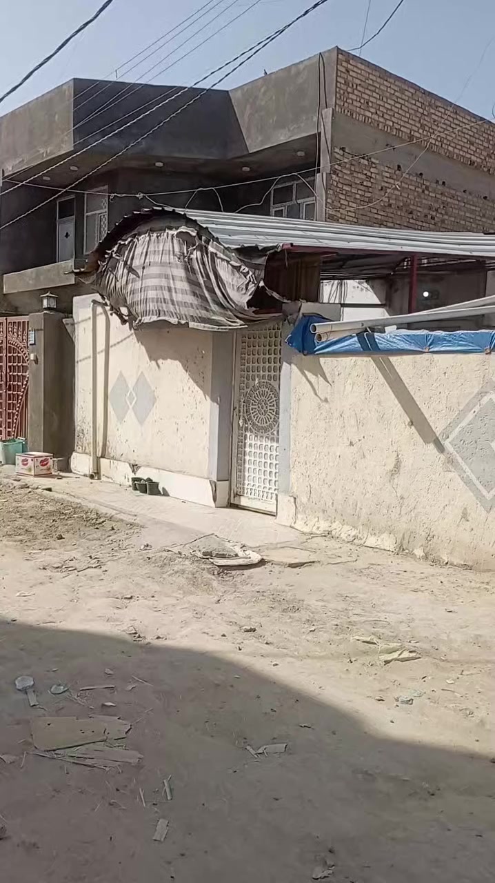 السلام عليكم دارين للبيع كل دار يحتوي على استقبال وهول ومطبخ صحيات داخليه وصحيات خارجيه وغرف عدد 2وممر خلف البيت والدار الثاني يحتوي على استقبال وهول ومطبخ صحيات داخليه وصحيات خارجيه وغرف عدد 2وممر خلف مع درج وبيتونه العقار طابو زراعي /المكان القاسم حي الغدير شارع الشهيد اواديس الاستفار الاتصال على الرقم ***********
