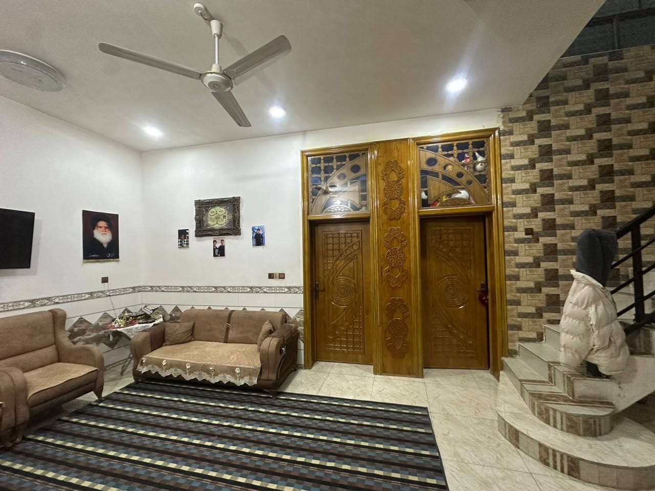 بيت للبيع المساحه 200متر...سند 25  
الواجه مال بيت 10 والنزال 20 
المكان ورديه شارع 30 

يحتوي ع اربع غرف نوم  وصاله وهول ومطبخ ومجمع صحيات داخل وخارج البيت 

الاستفسار ع الرقم *********** متوفر واتساب
