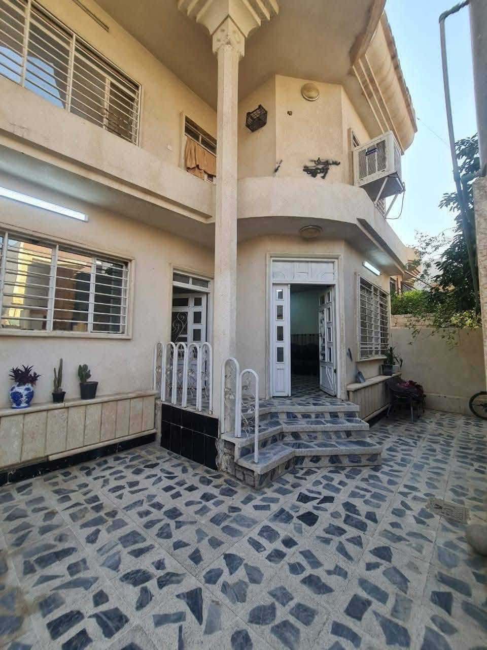 🛑عروض مكتب (العلاف)) لتجارة العقارات 🌟
🏠دار للبيع مساحة 200 متر الواجهة 10 متر ✨
🛑طابقين بناء حديث 2012💥
1️⃣الطابق الاول : غرفتين نوم + هول + استقبال + مطبخ كراج + حديقة 🌳+ صحيات 🚾
2️⃣الطابق الثاني : أربعة غرفة نوم + هول + بلكونة + مخزن + صحيات 🚾
📄سند سكني ملك صرف / شرط القرآر التمليك والتحويل 
❌لانتعامل برفع سعر العقار عن سعرة الآصلي نجمع البايع بالمشتري مباشرتأ _ لا نوقف البيعة بخلاف عن الدالية 
🛑موقع مميز جدا 💥
🌍الموقع / الكندي الاولى قرب (( متوسطة الإبداع للبنين )) 🏭
🛑يقع على شارع تبليط 12 متر 💥
للاستفسار 
⏮️مراجعة مكتب العلاف لتجارة العقارات 🌟
أو الاتصال 
☎️ أسيا ***********
أو
 ☎️ كورك ***********
⏪️مع العلاف للعقار استثمارك في آمان ⭐️
🌐عنوان المكتب / الموصل _ حي الزراعي قرب جسر السويس 🔥
📌نستقبل عقاراتكم وطلباتكم العقارية .
