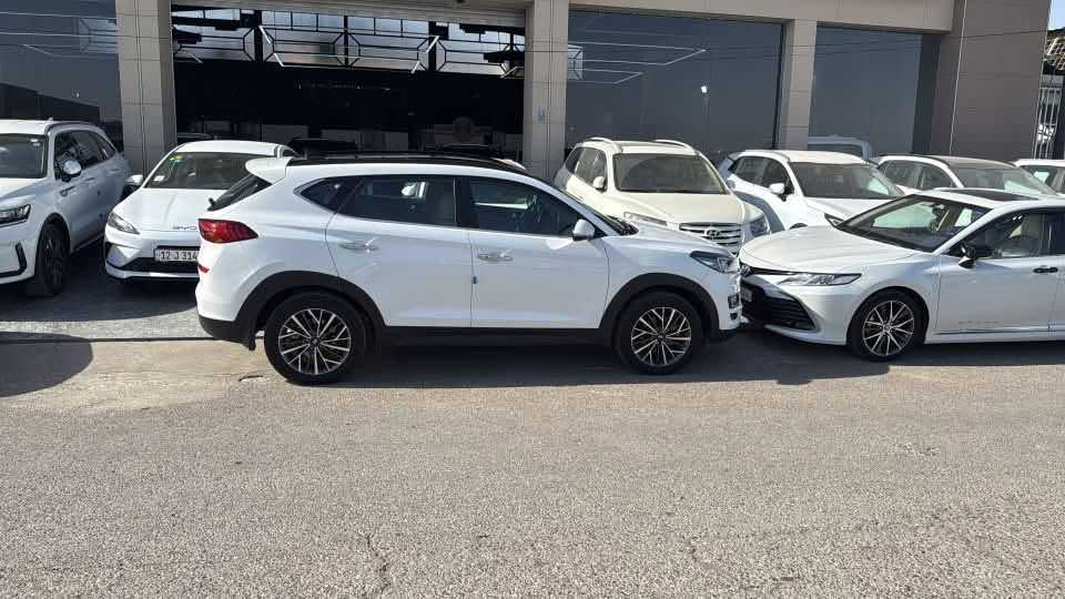 تكسون 2020 بدون صبغ فول مواصفات
بصمه
بانوراما 
كشن جلد 
كشنين كهرب 
زعنفه 
السياره ماشيه 93 حيل نظيفة 
سعرها 205 
للتفاصيل اكثر الاتصال ***********
السياره واكفة بمعرض الحسن
