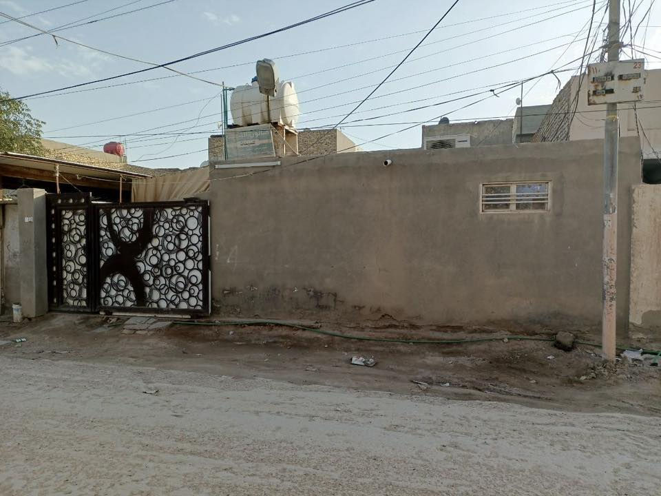 السلام عليكم بيت للبيع مستعجل
الاسكان حي الجمعية شارع منجة العلوية
المساحة : ٢٠٠ متر

البيت : قريب على الشارع ثالث بيت عن الشارع 
٢ غرف نوم صالة واستقبال ومطبخ و طارمة 
وغرفة خارجية تصلح محل ايجار او صالون بابها 
داخلي بس ممكن يصير خارجي 

الشارع تبليط وحالياً بي حفريات للانترنيت والماء   

الاستفسار  على الارقام المذكورة 
***********
***********
