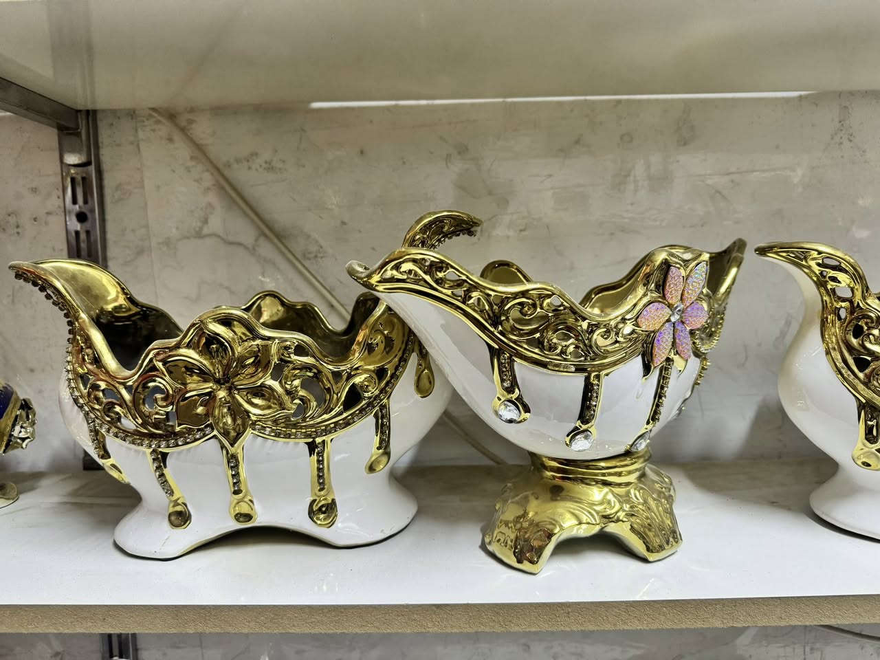 شلعة تحفيات تقريبا ١٥٠٠ قطعه بيه بعد كم شكل غير ذني ابيعهن شلعه القطعه على ٣ مكاني الحله 
***********
