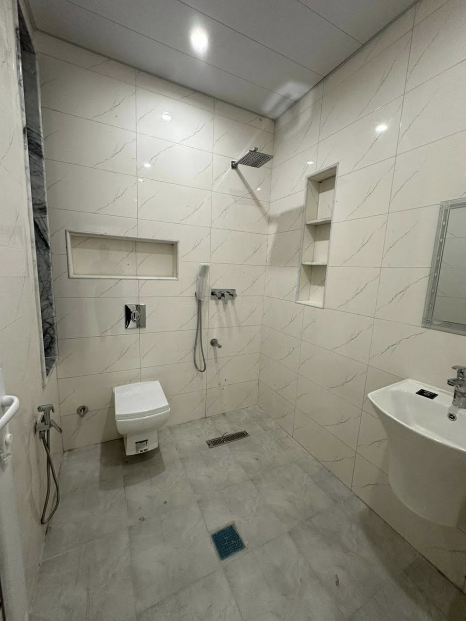 بيت زيرو للايجار 3 غرف نوم في السيديه شارع النخل للاستفسار ***********
