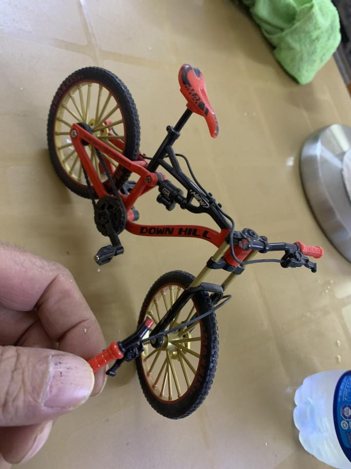 لعشاق المصغرات 
سيارات🏎️🚎🚗🚙
 ومعدات زراعية🚜🚜
 معدات انشائية
بايسگلات هوائية🚲🚲 حديد بالكامل  عدد2 حجم 1/10
ملاحظة:- البايسگل🚲 الأحمر كسر بالقبضة 
 احجام وشركات مختلفة قطع خير من الله
مجموع القطع 64 قطعة 
القطع كلها باله  
ملاحظة:- البيع المجموعة كاملة ما تنباع قطع مفردة 
مكاني دهوك متوفر توصيل لجميع المحافظات


**إذا كنت صاحب هذا الإعلان وتريد حذفه لأي سبب، رجاءا أرسل رسالة إلى الدعم الفني**