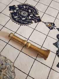 يده هاون اصليه قديمه جداً وثقيله مفصوله قطعتين القبضه والمدك قياس 23سم...