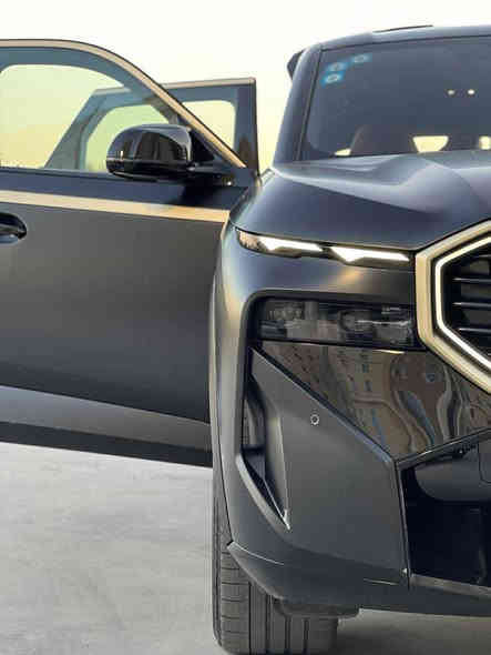 اعادة عرض وتم تنزيل السعر BMW XM 2023 
•وكالة وضمان شركة العروش 
•ماشية 15 الف كيلو فقط 
•تغليف اسود مات من الشركة 
•داخل احمر مميز جداً طلب خاص 
•مكفول من اي ضربة او صبغ او بارد 
•محرك كهرباء plug in 
•محرك بنزين v8 
•توين تيربو( دبل تيربو ) 
•قوة حصانية ٦٥٤ حصان مع عزم ٨٠٠ نيوتن 
مع باقي المواصفات اللي متخلص بالسيارة من انظمة حديثة وذكية جداً الى المقصورة الفاخرة جداً  
السعر بعد التنزيل 121500 دولار 

رجاءاً المشتري فقط يتصل: 
***********
