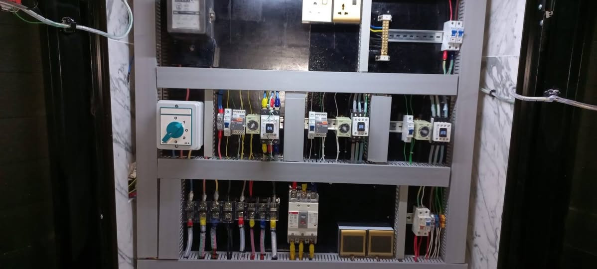 على بركة الله انجاز احد اعمالنا بوردات السيطرة ATs بالتقنيات الحديثة متكون من ثلاث خطوط  واطنيه  مولد شارع +مولد بيت +اجهزه الحمايه  بحمل 80 امبير و سلكتر حمايه تحويل الفيزات في حال توقف احد خطوط ثلاث 

 ومستعدون لعمل كافه التأسيسات 
#كهربائيات_علي_الفلاحي 
 للاستفسار  الاتصال او المراسله واتساب 
***********   كهربائيات علي الفلاحي __البوردات سيطرة
