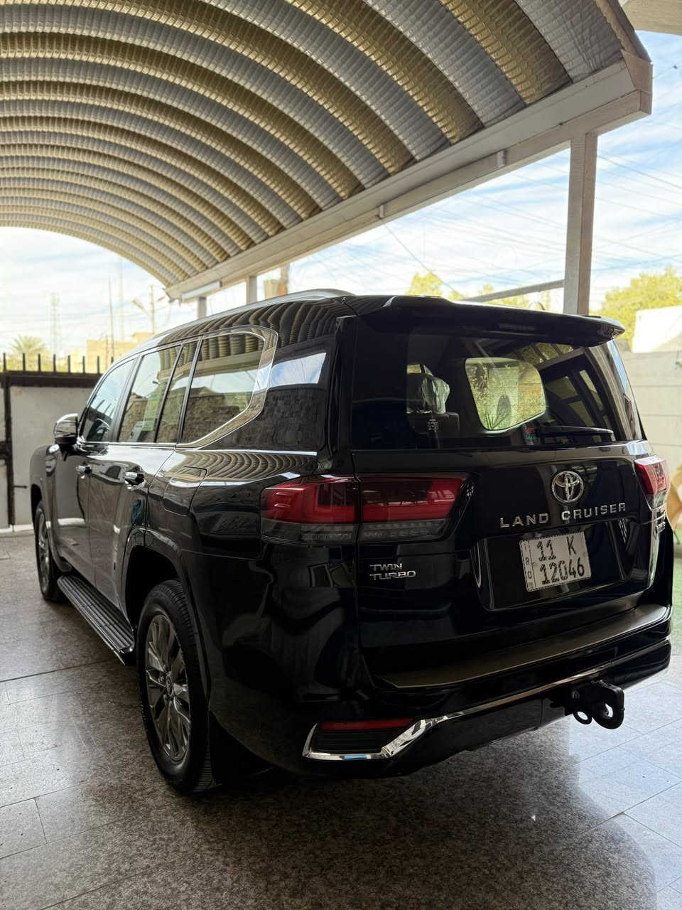 السلام عليكم للبيع لاندكروز 2023 لون اسود رقم بغداد ماشي 40 الف حقيقي السيارة ب اسمي شخصيا 

مواصفات السيارة VXR توين تيربو  

سيارة مكفولة كفالة عامة من الصبغ الفتح البارد التبديل الخدوش الرصعات مكفولة من كلشي  حتى دعاميات مكفولة 

مواصفات 5 بصمات 5 كامرات داتا  شو فتحة سقف  دبل رادارات امامي وخلفي داخل احمر و اسود كشنات كلها تدفئة تبريد كهرباء و خزن ميموري حتى 7 راكب كهرباء مري قلاب مري شفط شاشة كبيرة تحكمات استيرن جهتين وتشغيل عن بعد وباقي بعد بيها هواي مواصفات معروفة ل VXR 

مكان السيارة بغداد 

رقم الهاتف ***********
