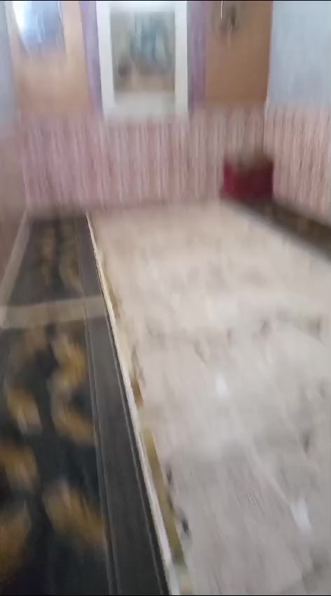 السلام عليكم 
بيت للبيع مساحته 200متر يحتوي غرفتين وصاله واستقبال وحمامات ومطبخ البناء بلوك السگف صب كونكريت الموقع الكوفه شارع المعمل شارع السبيس 
السعر 39مع المجال للاستفسار الاتصال على الارقام التالية 
***********
