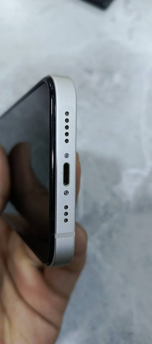 السلام عليكم 
13 عادي ابيض للبيع

ذاكره 128 
بطاريه 84 بلادي  تك سيم

وتر بروف نضافه 90/100
السعر 430 وبي مجال
مكاني موصل ايسر ***********
