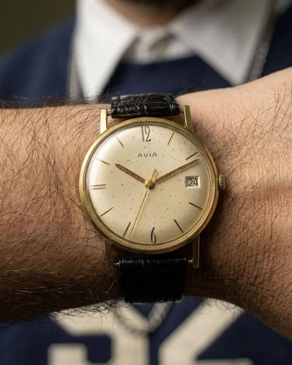 AVIA WELWYN calender 1950-1957 VINTAGE SWISS 🇨🇭
من حقبة الخمسينات من القرن العشرين أنتجت العلامه التجاريه الشهيره آڤيا أحد اجمل اصداراتها الكلاسيكية بتعقيده التاريخ 
مع عباره مكتوبه على ظهر الساعه مهداة العائله بمناسبة عيد زواجهم 21
نوعا ما تعطي طابعا تاريخيا مميزا 

🕟 ماكنه سويسريه اصليه تعمل بنظام اللف ( ميكانيك مانول) وتأتي ب 15 جوهره
🕟 تشطيب بسيط على التروس يعطي جماليه المعدن المستخدم في
 ذلك الزمن 
🕟 كيس الساعه مغلف ذهب 10k مختوم على أحد الجوانب

🕟 ميناء جميل جدا مع أثر قدم يعطي طابعا مميز لمظهر الساعه 

🕟 عقارب على شكل ( ستك ) مطليه ذهب 

🕟 نافذه لعرض التأريخ مع وقت دقيق ومضبوط

🕟 سير جلد طبيعي براند كوجي اصلي  مستبدل 

🕟 قطر الساعه 35mm مع التاج 36mm والساعه شبه قشطه

🕟 نعتذر عن ذكر السعر لتجنب الحظر 

🕟 خدمه توصيل متوفره لجميع محافظات العراق 
#اكسبلور
#ساعات_رجاليه #vintagewatch #سيكو #rolex


**إذا كنت صاحب هذا الإعلان وتريد حذفه لأي سبب، رجاءا أرسل رسالة إلى الدعم الفني**