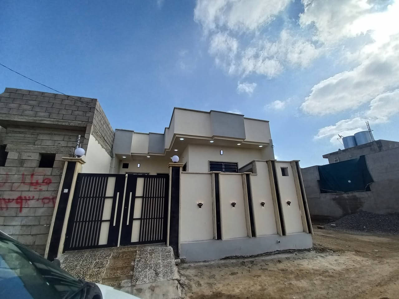 بيت للبيع العنوان القوسيات قرب المدرسه الصينيه 🏤المساحه ١٩٠متر خدمات كامله شارع تبليط ➡️سعر مناسب 🚪الاستفسار الاتصال على الرقم 📲***********
***********
