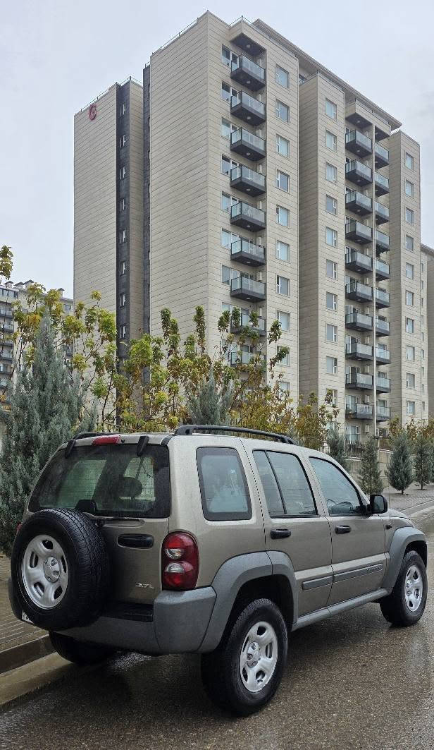 Jeep lebirty 2007 

نمونه بى بوياخ بى سارد 
دبل اكسل ناو زه رد شان ئيرباك
جوار تايه ى تازه ى له زيره جركه ى تيا نيه كيرو مه كينه  به شه رت
سه نه ويو ره قه م تازه 
شوين /سليمانى
نرخ/١٠٦ كه لاو معامه له
ت/*********** السليمانية, العراق
