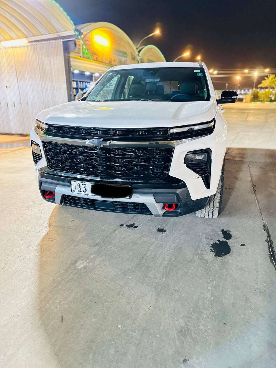 شفروليه ترافرس 2024 فئة Z71 باللون الأبيض هي سيارة SUV عائلية بقدرات طرق وعرة، تأتي بمحرك 4 أسطوانات توربو 2.5 لتر (328 حصان، 442 نيوتن متر)، دفع رباعي ذكي (Twin-clutch)، نظام تعليق مرتفع، شاشة 17.7 بوصة، ومقاعد 7/8 ركاب. تتميز بلمسات سوداء خارجية، خطافات سحب حمراء، وإطارات لجميع التضاريس.
المواصفات التفصيلية لشفروليه ترافرس Z71 موديل 2024:

المحرك والأداء:

محرك 2.5 لتر توربو، 4 أسطوانات.

 حصان).

عزم الدوران: 

￼442

 نيوتن متر.

ناقل حركة: أوتوماتيكي من 8 سرعات.

نظام الدفع: دفع رباعي مخصص للطرق الوعرة (AWD) مع تعشيق مزدوج.

قدرة سحب عالية تصل إلى 328 حصان

￼
2267
 كجم.

التصميم الخارجي (فئة Z71):

لون أبيض مع لمسات سوداء مميزة.

شبك أمامي أسود أكثر صلابة.

عجلات ألومنيوم سوداء عالية اللمعان قياس 18 إنش مع إطارات لجميع التضاريس.

خلوص أرضي مرتفع ونظام تعليق خاص بالطرق الوعرة.

ألواح حماية سفلية (Skid plates) وخطافات سحب حمراء.

المقصورة الداخلية والتقنيات:

شاشة معلومات وترفيه ضخمة قياس 17.7 بوصة (الأكبر في فئتها).

شاشة عرض رقمية للسائق قياس 11 بوصة.

مقاعد بكسوة جلد/إيفوتكس (Evotex) 

تتوفر بـ 7 مقاعد

شاحن لاسلكي ونظام WiFi hotspot.

نظام صوتي Bose بـ 10 مكبرات صوت

الأمان والسلامة:

نظام تثبيت السرعة التكيفي، فرملة تلقائية للطوارئ.

مراقبة النقطة العمياء، وتنبيه حركة المرور الخلفية.

نظام التحكم في نزول المنحدرات.

نظام رؤية شامل (كاميرات 360 درجة).

باب خلفي كهربائي بتقنية الاستشعار الذكي (AutoSense).

مرقمه ميسان شهداء باسم شاب 
هاتف ***********
