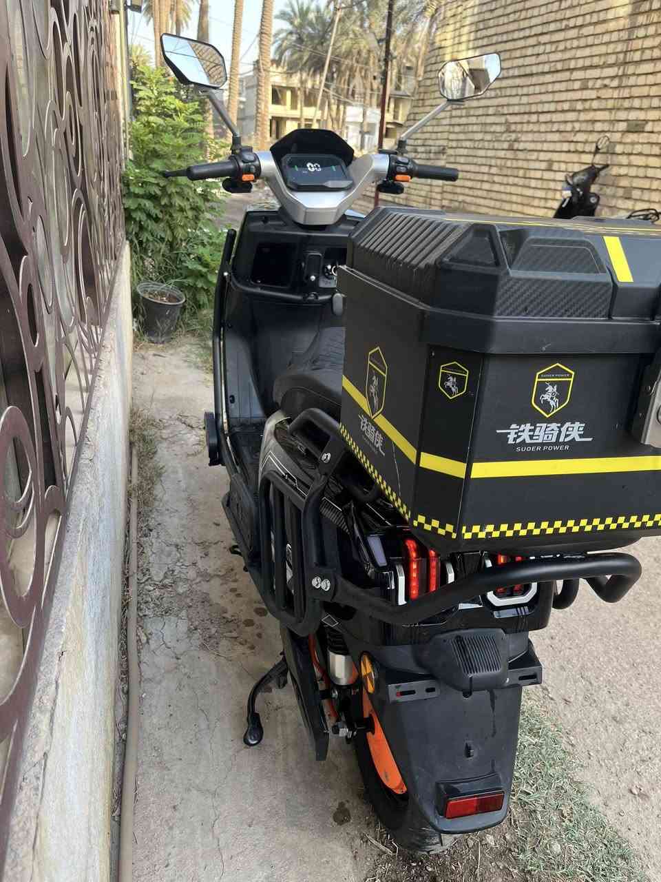 السلام عليكم دراجة شحن للبيع
الدراجة نضيفة مابيه اي نقص وممستخدمة هواي بعدها جديده 

مواصفات 

6 بطاريات مسطر 

سرعة 90 

السعر مليون وبيه مجال. 

0789 387 5304 للاستفسار
