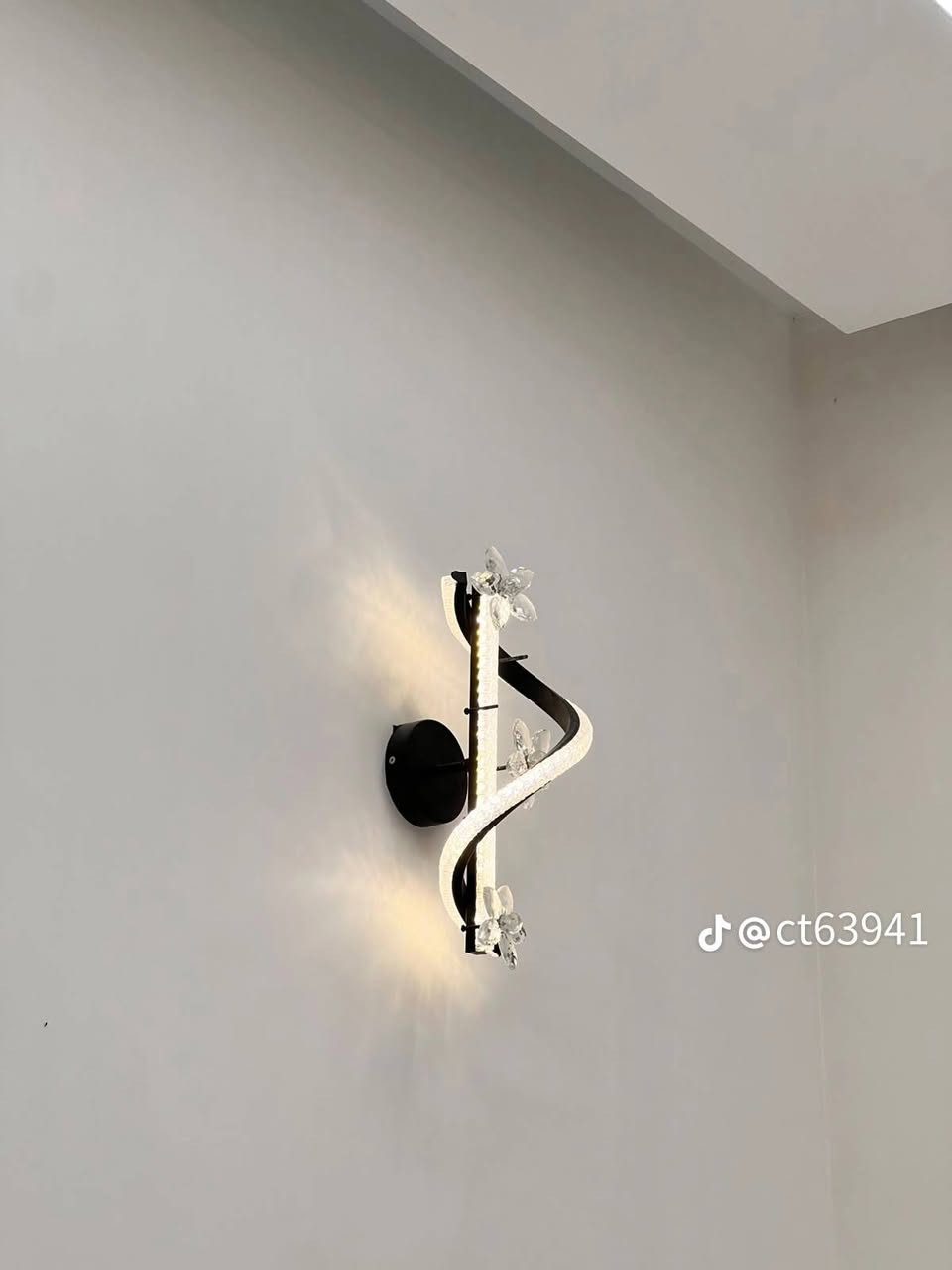 كهربائي متفرغ لتأسيس الماء والكهرباء والتأسيسات الصحية كافة ***********
