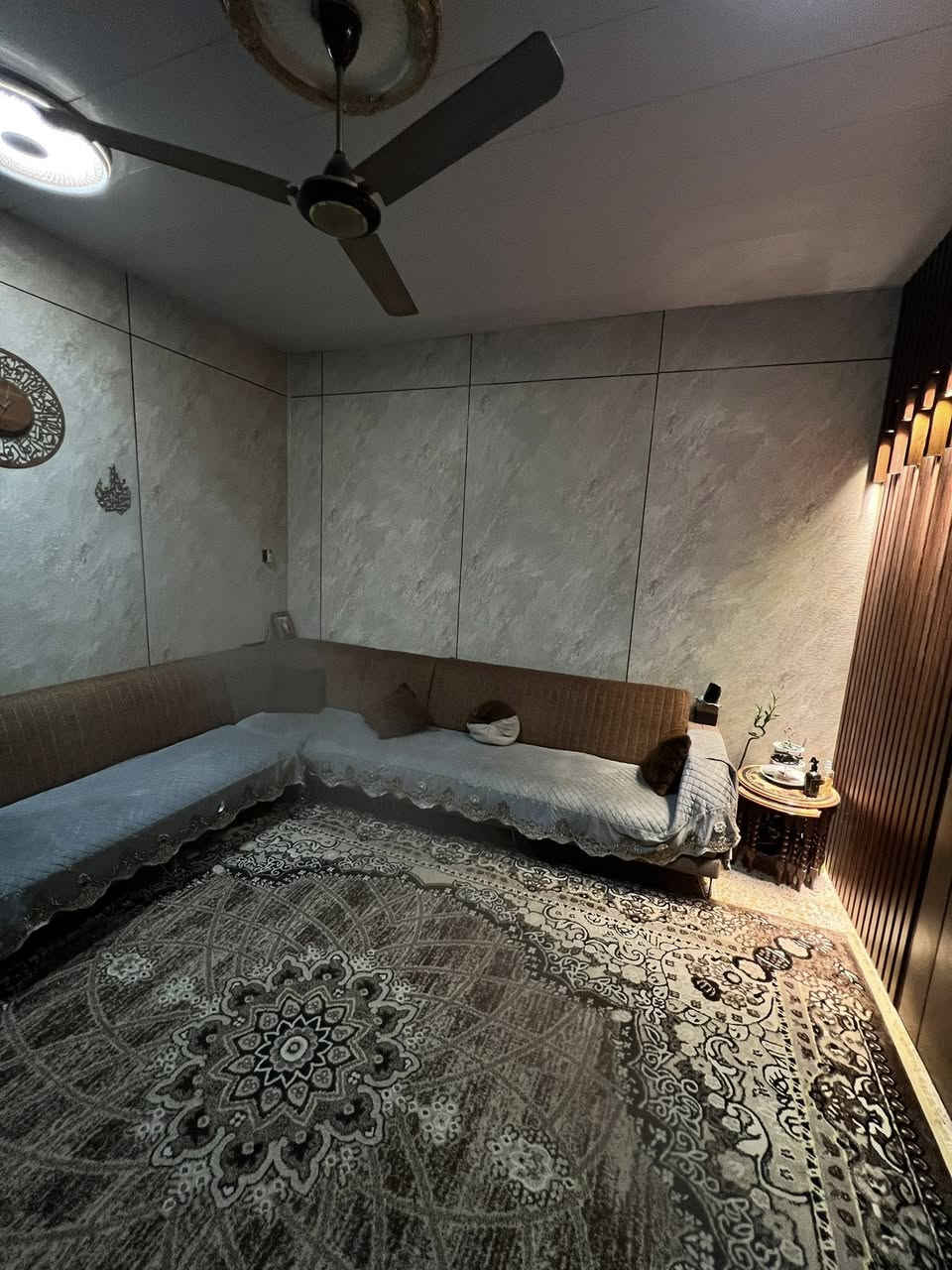 السلام عليكم 
نصف قطعه خلفية المساحه 72متر قطاع 9 على شارع الفلاح  ممر و حوش مسكف واستقبال وغرفه وصحيات ومطبخ جوة وفوك غرفتين وحدة صغيرة وحدة جبيرة وسطح لاستفسار الاتصال على الرقم *********** أو مراسلة وتساب أو ماسنجر
