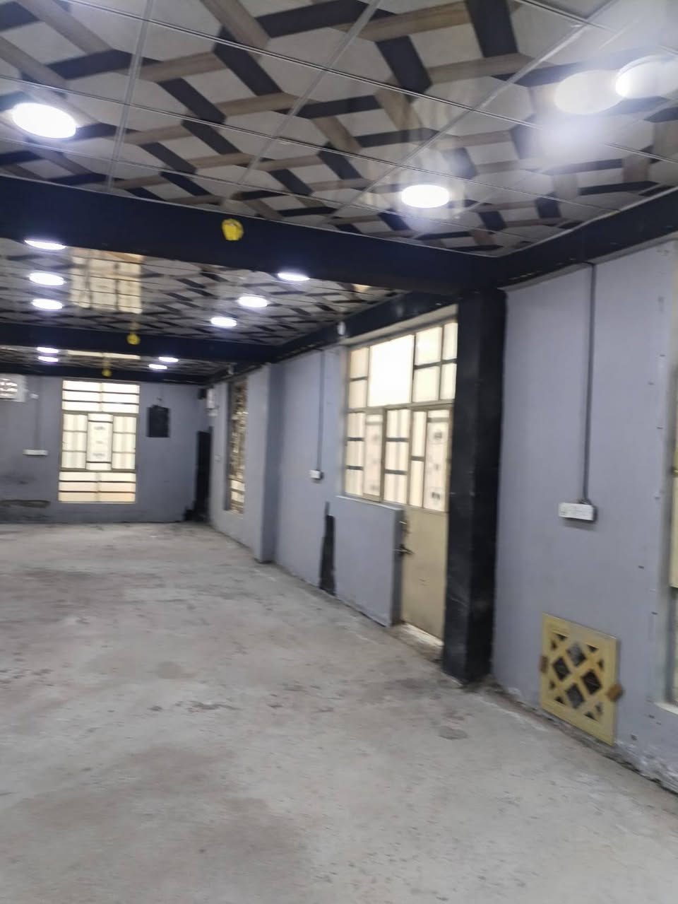 سلام عليكم 
قاعة كبيرة الايجار طابق ثاني في سوق المفرق مساحة 300 متر فيها غرفة و مجمع صحيات كاملة للتواصل يرجى الاتصال *********** ابو اوس
