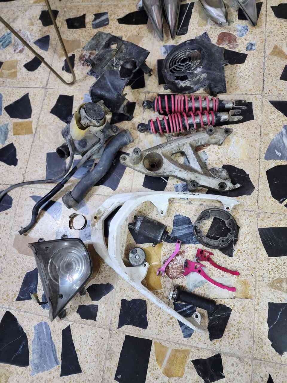 ضفيره كامله بلاديه ويه العقل سعرها 40
طابوكه نضيفه وياهه ملف وفلاويين بيها روله معووجه سعرها 25
مازداات اماميه واشاير خلفيه اربعه كلهن ب 20 

سوبر وواقيه صالنصه ب10 

سلف بلادي ويدات بريك رياضي ب25 

كلج امامي ب 10 صالنصه صوتها عالي ب 15 

تانكي سعره 10 شاصي وستيرن ب25 

بك لايت سعره 15 بنزات سعرهن 10 عضمه ب 5

دبلات امامي وخلفيات وياهن ماشه وفج ب 50

هاوزن وركبه باانزين كامله سوادات مكينه 
مكاني حي اور سبع قصور 
***********
