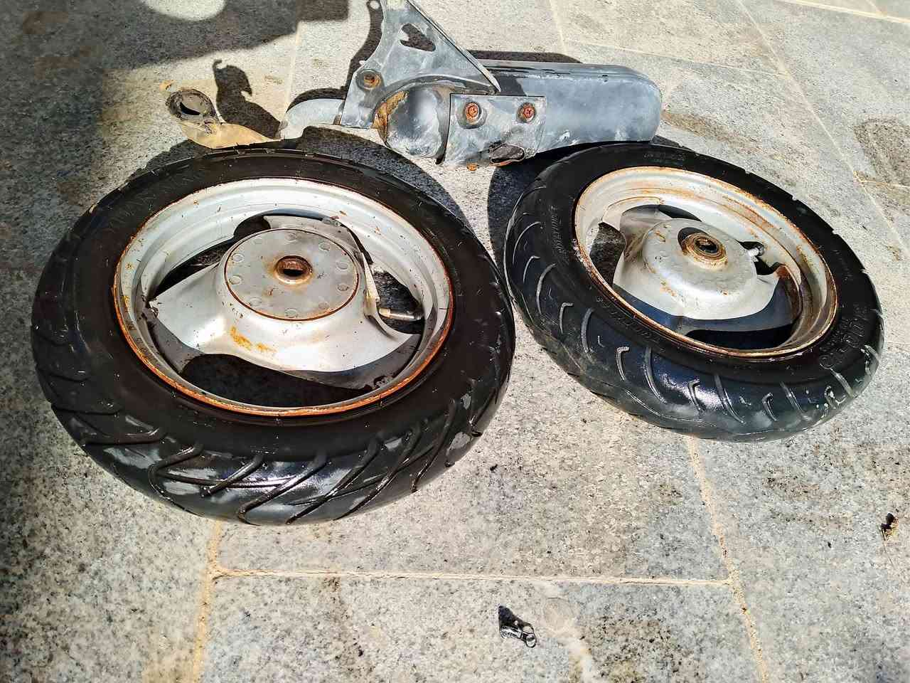 السلام عليكم غراض تفصيخ منغولي ابلادي شاصي مع دبل امامي مكفول من اللحيم مال منغولي سعره 35 وتأيرات امامي وخلفي جدد سعرهن 25 سوبايه مع دبل سعرهن 10 صالنصه ابلاديه نضيفه سعره 15  مكان كربلاء طويريج الشراي يتصل ***********
