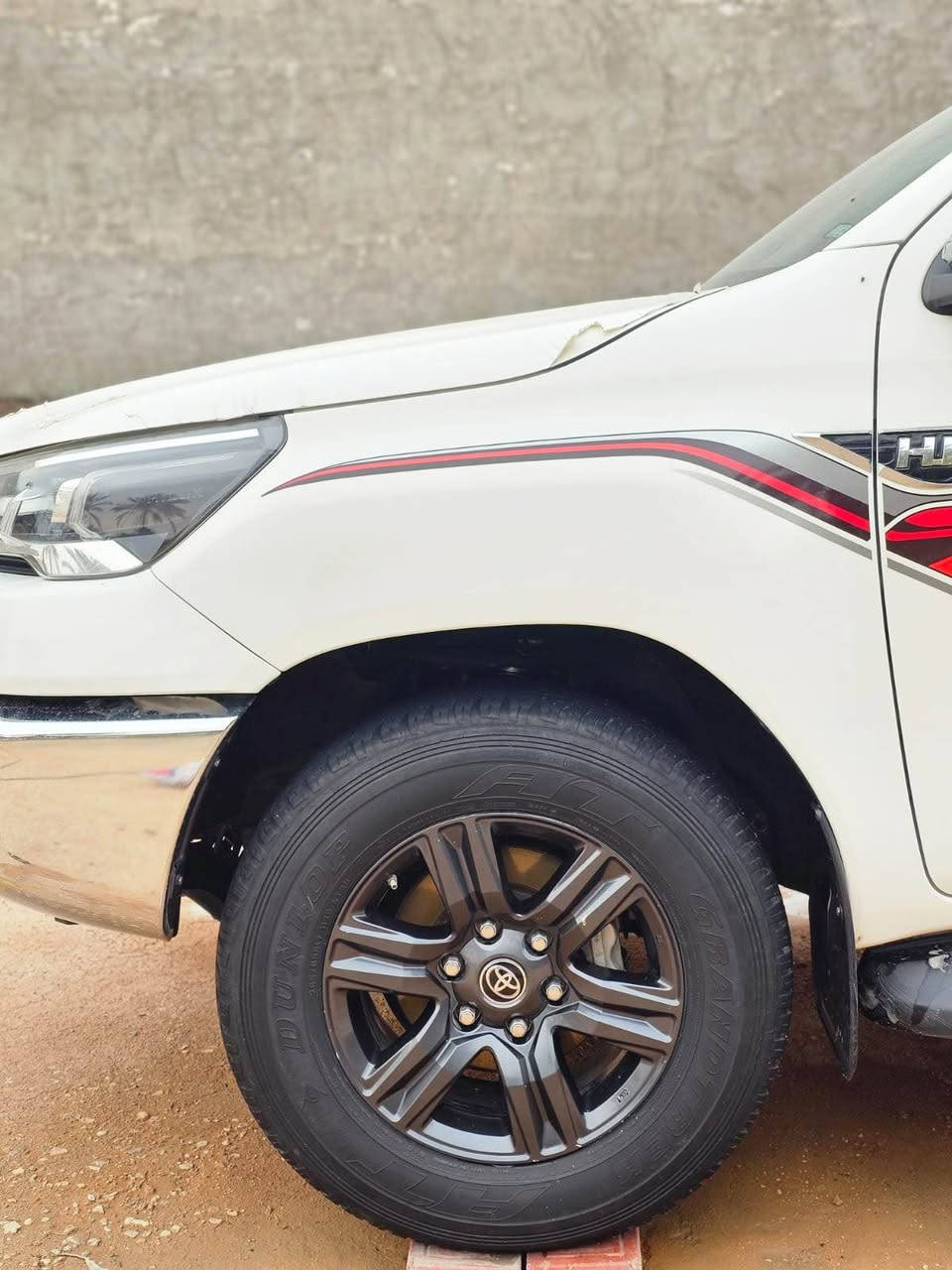 السلام عليكم ورحمة الله وبركاته 
جمعة مباركة على الجميع 
تويوتا هايلوكس فورويل 2023 ساز ام الضمان كير اوتماتيك 6 نمر 

تجي بصمة وتبريد كشنات وشاحن واير ليس بنيد جكات واضاءة بالبنيد ومري شفط واضاءة ترحيبية بالمري وتبريد شاشة وشاشة وكاميرا وحساسات ومثبت سرعة تحكم جهتين دفلوك وتحكم بنضام……..الخ ..

السيارة رقمها شمالي باسمنا تريد تحويل تريد وكالة 

ممشى السيارة 90 الف 
السيارة جديدة بمعنى الكلمة شرط تايرات الشركة جواها  شرط سبيرها ما نازل وعدتها والمثلث والجك مال الشركة شرط ما مفتوحات 
 
السيارة مكفوووولة كفالة عامة من صبغ وضربة وبارد بختصار مكفولة من كلشي برغي واحد ممفتوح بيها 
وبيها سونار الي يرده هم ادزه الة 

سعر السيارة : 330 وبيها مجال شي بسيط 
رقم الهاتف :*********** بغداد, العراق
