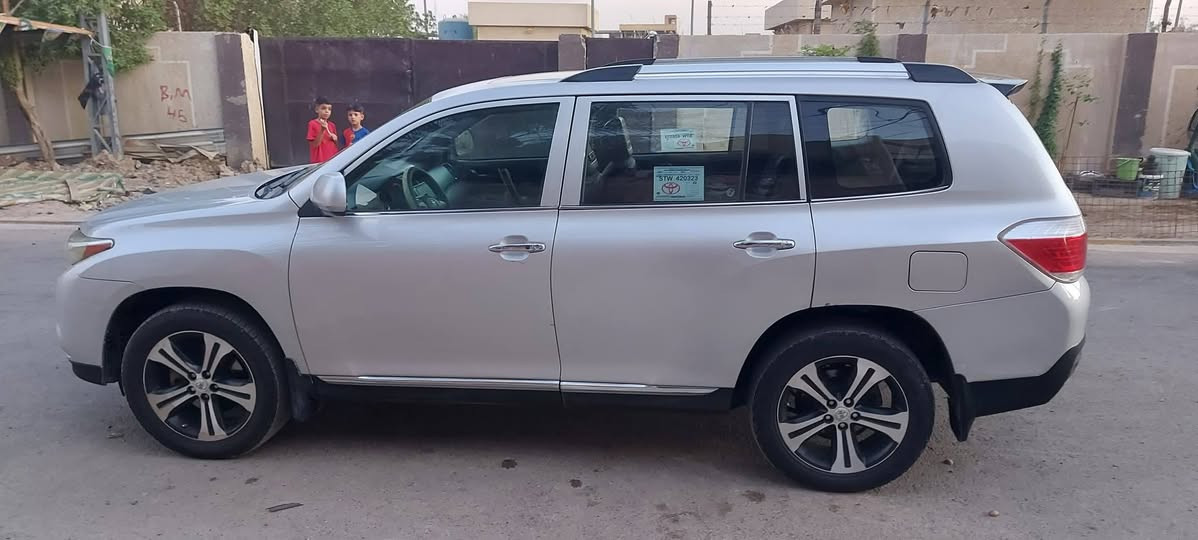 هالندر موديل 2011 فول كامل مواصفات ثلاث قطع صبغ بدون حادث قطعه واحده وارد امريكي السعر 160 ورقه ***********
