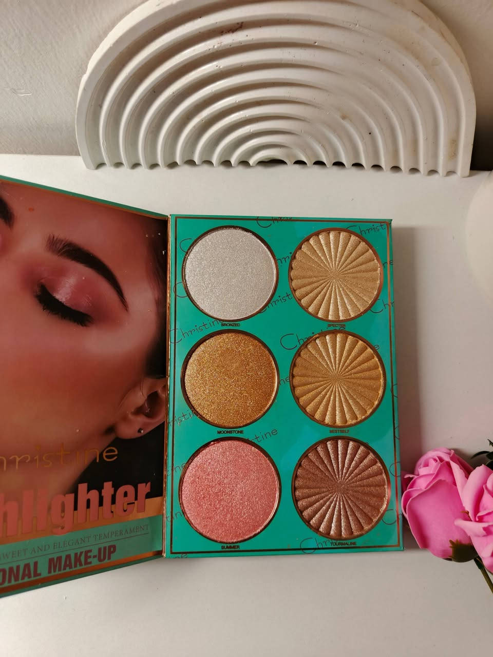 باليت كرستين تركوازي الاصدار الجديد
تألقي بأطلالة كاملة مع دفتر باليت Christine يجمع بين ظلال العيون ، الهايلايتر , احمر الشفاه و البلشر مع كونسيلر و كونتور بتصميم عملي مثالي بألوان غنية و ناعمة سهلة الدمج لتمنحك اطلالة متوهجة طبيعية !
يحتوي الدفتر على :
• 24 لون من ظلال العيون
• 24 لون من احمر الشفاه 
• 6 الوان من الهايلايتر 
• 6 الوان من احمر الخدود ( 3 كريمية + 3 باودر )
• كونسيلر بتدرجاته مع كونتور
سعره ١٥ الف


**إذا كنت صاحب هذا الإعلان وتريد حذفه لأي سبب، رجاءا أرسل رسالة إلى الدعم الفني**