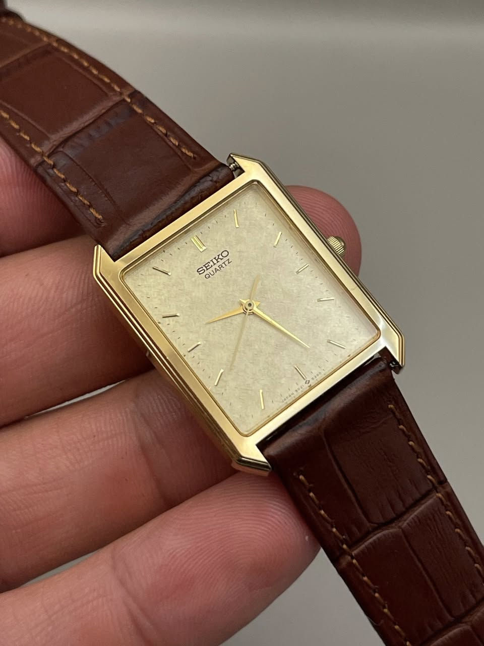 ألصورة الاولى مولدة عن طريق الذكاء الصناعي 
لتحاكي الحياة الواقعيه وتبين كيف تكون ألساعة على معصمك

Seiko
حالة الساعة : 99%
تكون الساعة سلم (قشطه)
مينة الساعة مميزة جداً تحتوي على زغرفه 
يتغير بحسب حركة يدك 
تعمل بنظام الكوارتز الدقيق 
الابعاد : 25*34
الستراب مستبدل باخر جلد طبيعي 
ألرقم التسلسلي : 510584
سنة الانتاج : 1985
مُقاومه لرذاذ ألماء 

✅ألسعر : 115 ألف فقط 🔥
للحجز و الاستفسار دايركت أو [ *********** ] 📱

