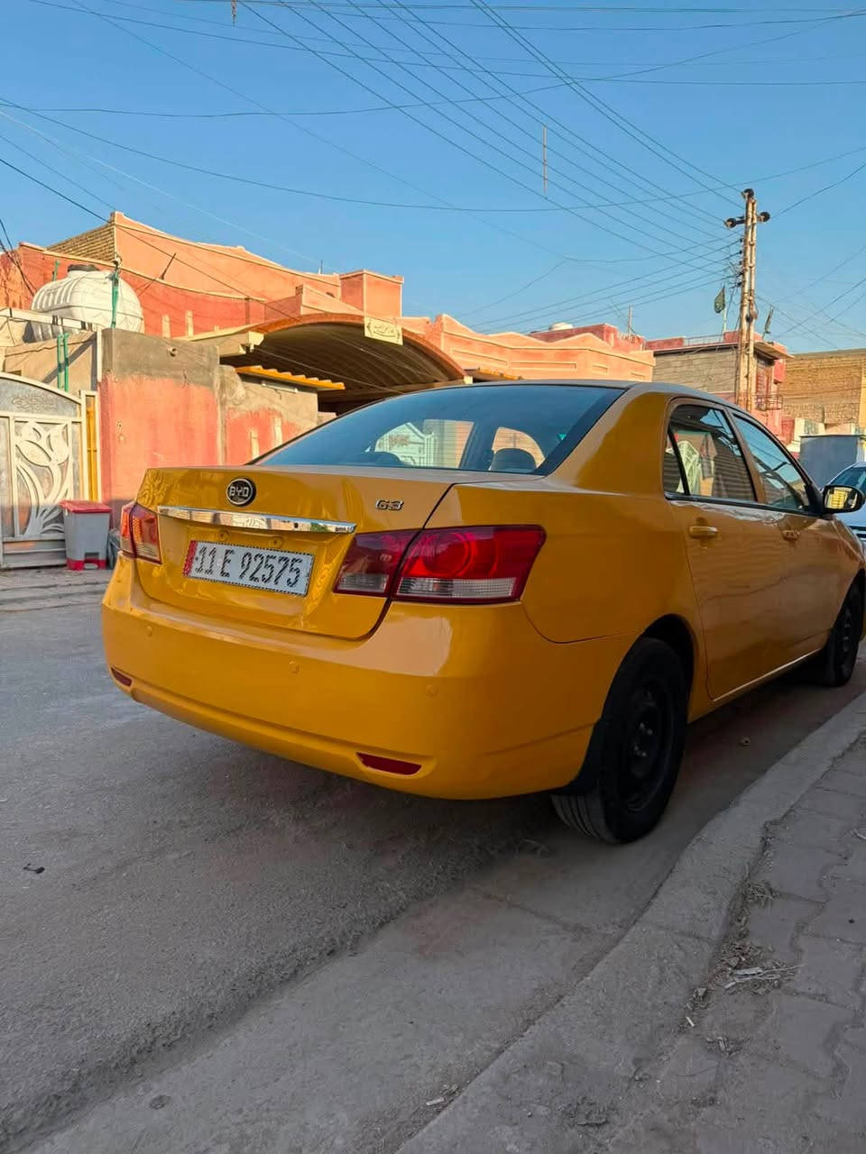 السلام عليكم BYD G3 2013  كير عادي المرغوب 
مكفوله كفاله عامه من ضربه وصبغ وتبديل وحتى جراد 
سياره حلوه وجديده وتسوى فلوسها صدر تخم تاير تبريد كير محرك سيارة ممشتغله تكسي ماشه 84 حقيقي سياره حلوه وجاهزه بسمي رقم بغداد انكليزي مكاني بغداد سعرها 47 وبيها مجال للطيبين رقمي ***********
سياره حلون وتسوى فلوسها ومكانها بغداد
