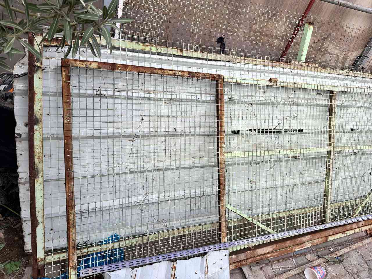 متاح قفص كامل واجهيه طول ٣ ارتفاع ٢ متر والجانب طول ٢٫٥ وارتفاع ٢ متر مع السقف مكاني أنوار سعرها ٧٥ قفل ***********
