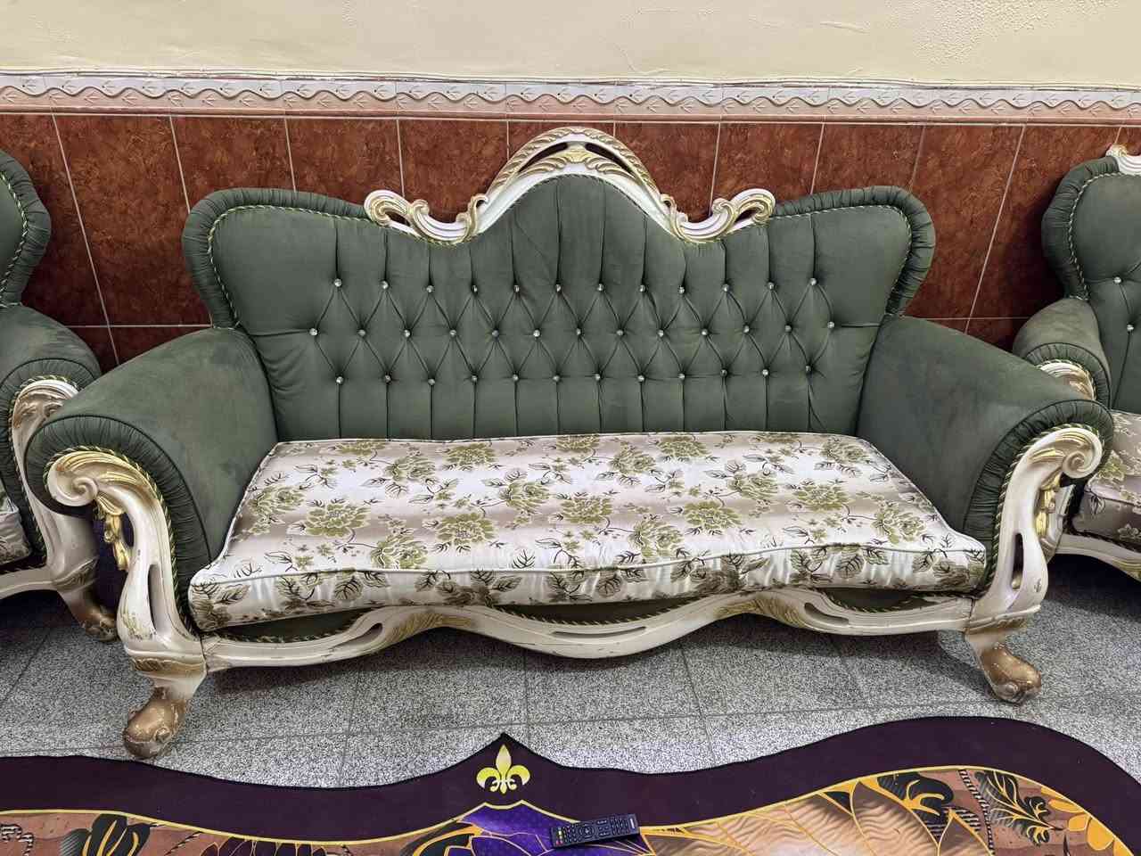 تخم  للبيع كرسين وقنفه نضافه95/100 مكاني بغداد قرب ساحة مظفر***********
