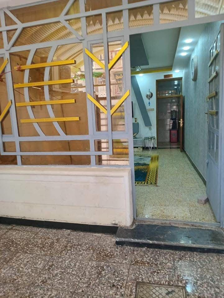 السلام عليكم بيت للبيع ملك صرف المساحة 80متر واجهه 4نزال21 الشعب حي التجار العقاري الثانيه يتكون من :
غرفه نوم واستقبال ومطبخ حار وبارد وحولي وخدمات
الطابق الثاني غرفتين وخدمات مع سطح خلفي وامامي 
للأستفسار اكثر على الرقم التالي 
***********
