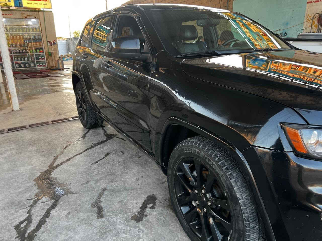 سلام عليكم 
جيب 19 كراند شيروكي نص فول 
امريكي 
بصمه مو سويج 
رادار حساس خلفي وجانبي 
شاشة كبيرة 
كشنات تدفئة تبريد
 تحكمات 
تشغيل عن بعد
تحديد مسار 
باب خلفي كهرباء 
بصمات الابواب الامامية 
بلوتوث  
وضعيات قياده 
اوتو ستوب 
اطفاء ذاتي
190 وبيها مجال

مكانها البصرة  / قضاء المدينة 

***********
