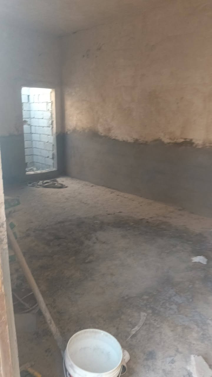 سلام عليكم بيت للبيع المساحه 100متر مربع غرفه بيه غرفه كامله اوسياج أو حمام بيه ماي الكهرباء مجاري كله كامله حته البلوعه مبنيه اومصبوبه مكانه نجف شارع كربلاء عمود 136ابشارع الصيدليه وطب قبل الخير السعر 7بيت مرقم مشمول قرار محكمه ***********
