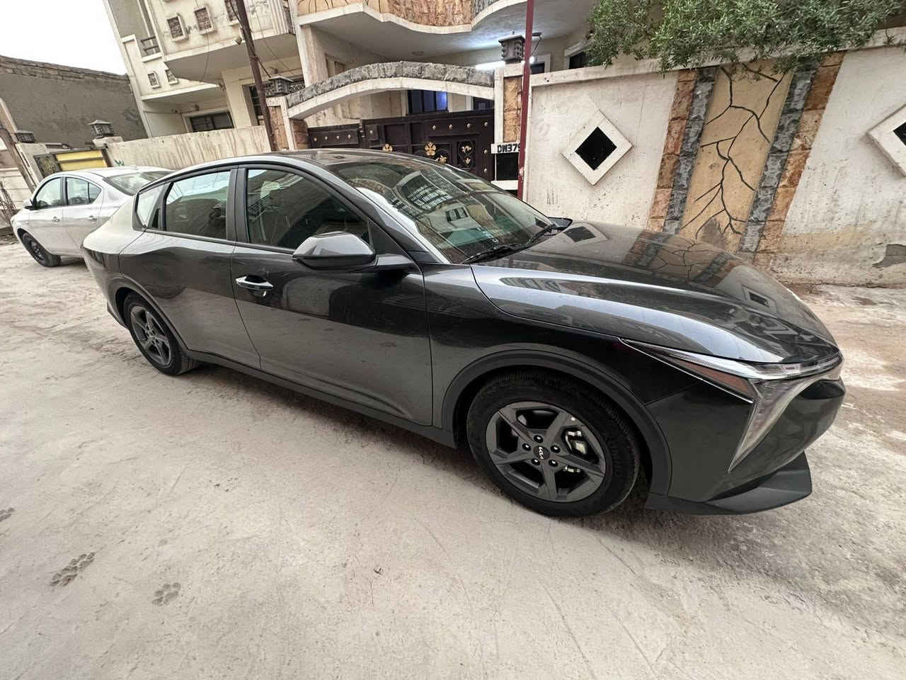 السلام عليكم
للبيع Kia K4 

موديل 2025 

مواصفات 

بصمه و تشغيل عن بعد 

رادار و تحديد المسار 

سياقة ذاتيه 

حادثها فقط الجنطه خلفي بدون ايرباك 

بدون دواخل ماشيه 10الاف فقط 

مكان السيارة بغداد الدورة 

للاستفسار اتصال 

او واتساب ***********
