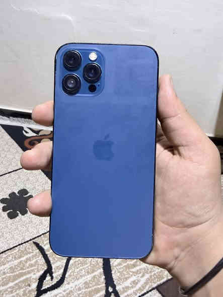 12 برو ماكس للبيع ذاكرة 256 امريكي نموذج M. الجهاز مستبدل شاشة اصلية 3 خيارات وبطارية اصلية والكامره الخلفية بيها تغويش يجي ويروح بسبب التركيز ، جهاز حلو ونضيف سعره 350 وبي مجال للشراي  ***********
