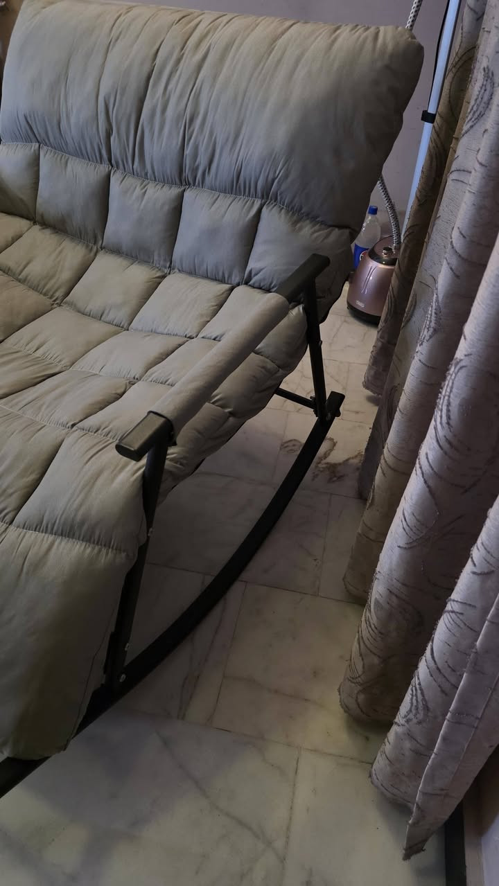 السلام عليكم
كرسي هزاز مستعمل نضيف حديد مو خشب يتحمل نفرين السعر 120 وبيه مجال 
العنوان: بغداد العامريه
هـ:***********
