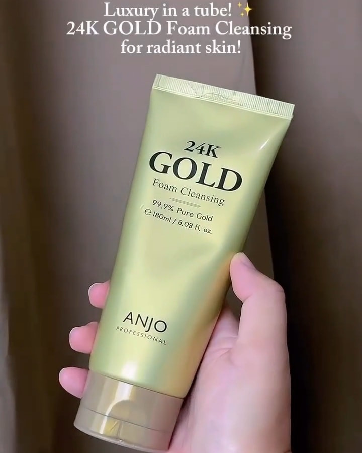 غسول رغوي مطهر من الذهب عيار 24 من أنجو، 100 مل، مرطب، منتج تجميل كوري
من شركة Anjo الكورية 
كوري اصلي 100‎%‎
ANJO 24K Gold Foam Cleansing 
180ml Authentic Korea
يحتوي علي الذهب الخالص لاعطاء بشرتك وهجاً ذهبيا 
فعال في تحسين التجاعيدعن طريق تنشيط الخلايا وزيادة مرونة الجلد للذهب تأثير ممتاز علي تنظيف البشرة وإزالة السموم وتحسين مظهر البشرة 
• يساعد على إزالة الزيت الزائد للوقاية من حب الشباب • يتخلص من الأوساخ التي تمنع الرؤوس السوداء والبيضاء
 • التقليل من المسام الكبيرة
 • يزيل المكياج.
 • يساعد على رفع البشرة الباهتة.
 • لطيف على البشرة ولا يجف.
كيف تستعمل:
 بلل وجهك في ماء فاتر ، وخذ كمية مناسبة على راحة يديك ، وضع ما يكفي من الرغوة ، ثم افرك بلطف وارفع مع تدليك لطيف.


**إذا كنت صاحب هذا الإعلان وتريد حذفه لأي سبب، رجاءا أرسل رسالة إلى الدعم الفني**